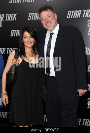 30. April 2009 abgehaltenen Graumans Chinese Theatre - Hollywood, Kalifornien, USA - Schauspielerin MARINA SIRTIS & Actor JONATHAN FRAKES Ankunft in "Star Trek" Los Angeles Premiere. (Kredit-Bild: © Lisa O'Connor/ZUMA Press) Stockfoto