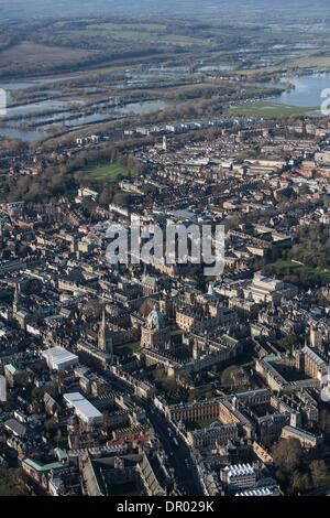 Oxford, UK. 14. Januar 2014. Die Themse Oxford in Flut.  Ansicht Nord-West in Richtung Binsey und dem südlichen Rand des Portmeadow, einem natürlichen Flussaue.   Die umstrittene Universitätsgebäude von Roger Dudman Weg kann entlang von Bahnlinien (Mitte oben) zu sehen. Bildnachweis: Adrian Arbib/Alamy Live-Nachrichten Stockfoto