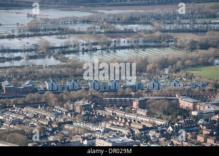 Oxford, UK. 14. Januar 2014. Die Themse Oxford in Flut.  Blick über Oxford Westen in Richtung Binsey und dem südlichen Rand des Portmeadow, einem natürlichen Flussaue.  Die umstrittene Universitätsgebäude von Roger Dudman Weg kann gesehen (Mitte) entlang von Bahnlinien. Bildnachweis: Adrian Arbib/Alamy Live-Nachrichten Stockfoto