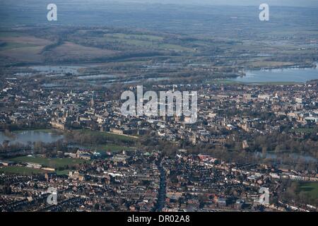 Oxford, UK. 14. Januar 2014. Die Themse Oxford in Flut.  Ansicht von Oxford, West mit Portmeadow (Rhs), ein natürliches Überschwemmungsgebiet.  Die umstrittene Universitätsgebäude von Roger Dudman Weg kann gesehen (Mitte) entlang von Bahnlinien am südlichen Rand des Portmeadow Credit: Adrian Arbib/Alamy Live-Nachrichten Stockfoto
