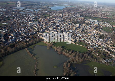 Oxford, UK. 14. Januar 2014. Die Themse Oxford in Flut.  Ansicht von Oxford, Nord-West mit Portmeadow nach oben, ein natürliches Überschwemmungsgebiet.  Die umstrittene Universitätsgebäude von Roger Dudman Weg kann gesehen (Mitte) entlang von Bahnlinien am südlichen Rand des Portmeadow Credit: Adrian Arbib/Alamy Live-Nachrichten Stockfoto