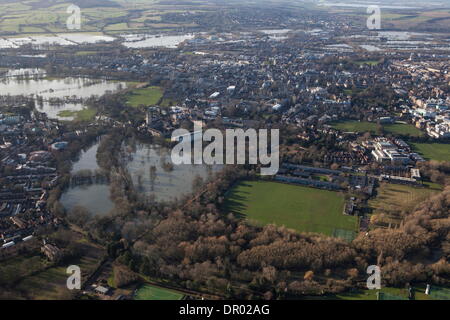 Oxford, UK. 14. Januar 2014. Die Themse und Cherwell, Oxford in Flut.  Blick Richtung Oxford, unten ist Magdalena College & der Engel und Greyhound Wiese in voller Flut und zentrale Oxford hinter. Stockfoto