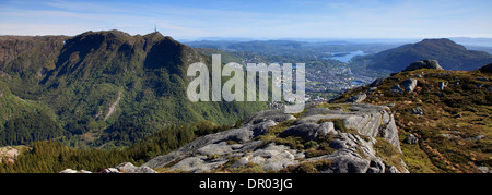 Wanderweg Wanderweg am Berg Floyen über Berg Ulriken 643 (links) und Stadt Bergen, Hordaland, Norwegen, Scandinavia Europa Stockfoto