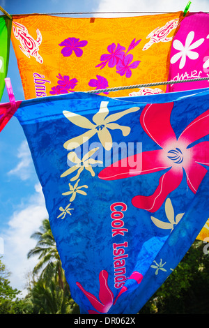 Eine Darstellung der Colouful Sarongs, Pareas, Pareu, der Wind auf eine Wäscheleine. Rarotonga, Cook-Inseln, Süd-Pazifik. Stockfoto