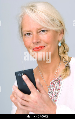 ÄLTERE PERSON AM TELEFON Stockfoto