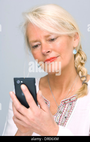 ÄLTERE PERSON AM TELEFON Stockfoto