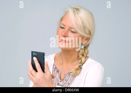 ÄLTERE PERSON AM TELEFON Stockfoto