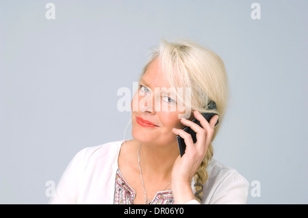 ÄLTERE PERSON AM TELEFON Stockfoto