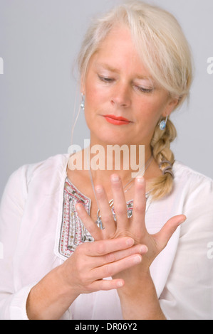 ÄLTEREN MENSCHEN MIT SCHMERZHAFTEN HAND Stockfoto