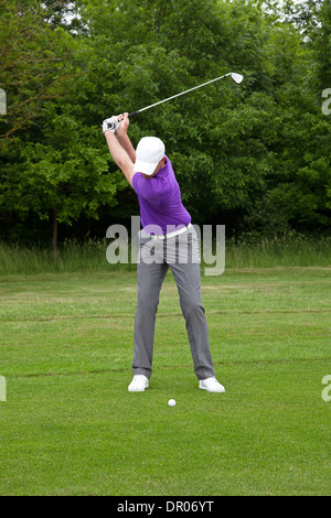 Männlichen Golfer spielen eine Mitte Eisen vom Rand des Fairways, Serie von vier Bildern geschossen Stockfoto