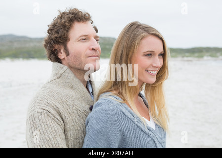 Seitliche Sicht auf ein entspanntes junges Paar am Strand Stockfoto