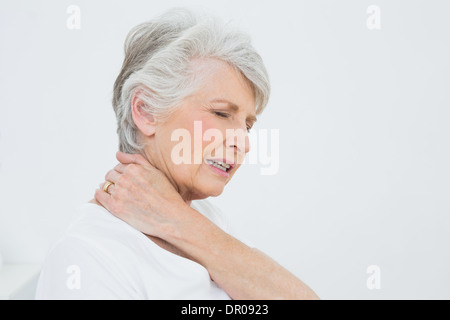Seitenansicht einer älteren Frau Nackenschmerzen leiden Stockfoto