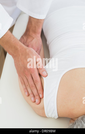 Physiotherapeuten massieren eine ältere Frau arm Stockfoto