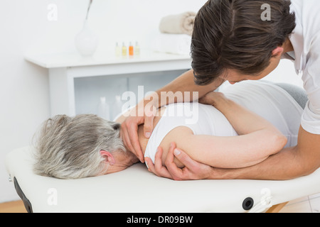 Männliche Physiotherapeut Prüfung senior die Hand einer Frau Stockfoto