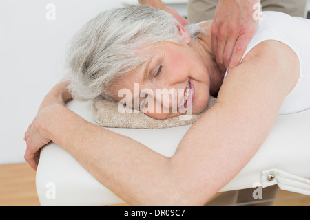 Physiotherapeuten, die eine ältere Frau Schulter Massage Stockfoto