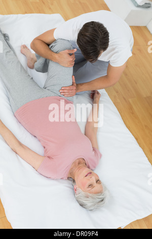 Physiotherapeut Prüfung senior Frau Bein Stockfoto