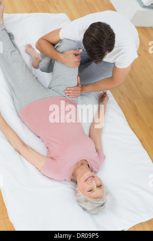 Physiotherapeut Prüfung senior Frau Bein Stockfoto