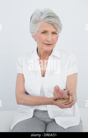 Porträt einer älteren Frau mit Hand im Handgelenkbandage Stockfoto