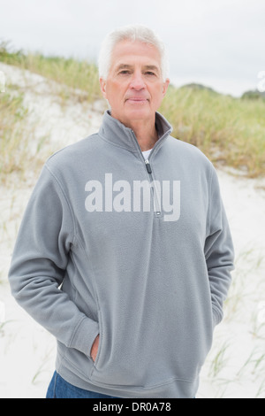 Porträt eines schönen senior am Strand Stockfoto