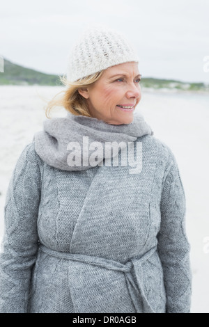 Ältere Frau Wegschauen am Strand Stockfoto