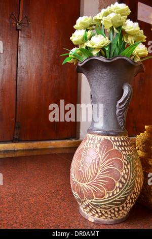 viele Lotusblume in Keramikvase im Tempel Stockfoto