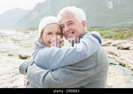 Porträt von einem romantischen älteres paar umarmt Stockfoto