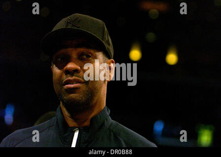 11. Januar 2009 - Los Angeles, Kalifornien, USA - DANZEL WASHINGTON besucht ein Los Angeles Lakers Basketball-Spiel. (Kredit-Bild: © Leopolda Pena/ZUMA Press) Stockfoto