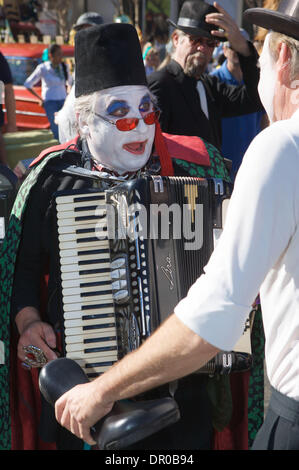 18. Januar 2009 - Mann Pasadena, Kalifornien, USA - mit Akkordeon während der 32. jährlichen Doo Dah Parade, eine beliebte Farce und extravaganten Parade. (Kredit-Bild: © Karl Polverino/ZUMA Press) Stockfoto