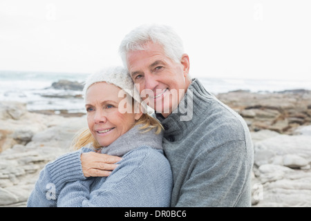 Romantische älteres Paar auf felsigen Strand Stockfoto