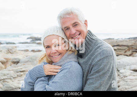 Romantische älteres Paar auf felsigen Strand Stockfoto