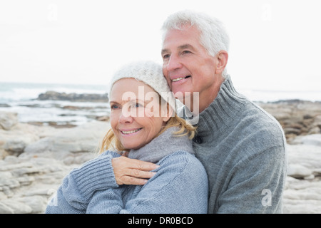 Romantische älteres Paar zusammen am Strand Stockfoto