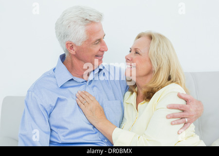 Romantische senior Brautpaar auf sofa Stockfoto