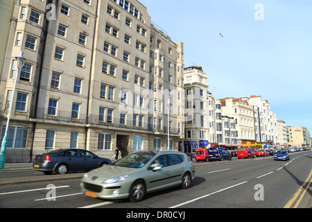 Gebäude und Verkehr auf der Kings Road, Brighton, East Sussex, Vereinigtes Königreich. Stockfoto
