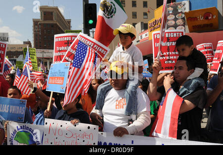 4. April 2009 teilnehmen - Los Angeles, Kalifornien, USA - anspruchsvolle gesetzliche Rechte für alle Einwanderer mehrere hundert Einwanderer Rechte Anhänger bei einer Kundgebung in der Innenstadt von Los Angeles auf Samstag, 4. April 2009.  (Kredit-Bild: © Leopoldo Pena/Leopolda Pena/ZUMA Press) Stockfoto