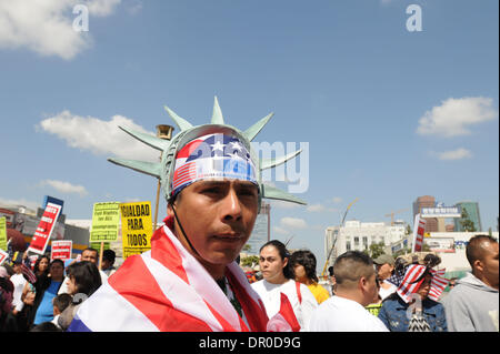 4. April 2009 - Los Angeles, Kalifornien, USA - Fermin Rosas nimmt Teil an mehrere hundert Einwanderer Rechte Anhänger bei einer Kundgebung in der Innenstadt von Los Angeles auf Samstag, 4. April 2009. (Kredit-Bild: © Leopoldo Pena/Leopolda Pena/ZUMA Press) Stockfoto