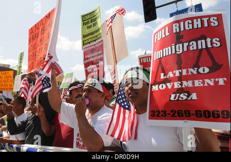 4. April 2009 teilnehmen - Los Angeles, Kalifornien, USA - anspruchsvolle gesetzliche Rechte für alle Einwanderer mehrere hundert Einwanderer Rechte Anhänger bei einer Kundgebung in der Innenstadt von Los Angeles auf Samstag, 4. April 2009.  (Kredit-Bild: © Leopoldo Pena/Leopolda Pena/ZUMA Press) Stockfoto