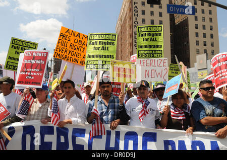 4. April 2009 teilnehmen - Los Angeles, Kalifornien, USA - anspruchsvolle gesetzliche Rechte für alle Einwanderer mehrere hundert Einwanderer Rechte Anhänger bei einer Kundgebung in der Innenstadt von Los Angeles auf Samstag, 4. April 2009.  (Kredit-Bild: © Leopoldo Pena/Leopolda Pena/ZUMA Press) Stockfoto