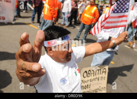 4. April 2009 teilnehmen - Los Angeles, Kalifornien, USA - anspruchsvolle gesetzliche Rechte für alle Einwanderer mehrere hundert Einwanderer Rechte Anhänger bei einer Kundgebung in der Innenstadt von Los Angeles auf Samstag, 4. April 2009.  (Kredit-Bild: © Leopoldo Pena/Leopolda Pena/ZUMA Press) Stockfoto