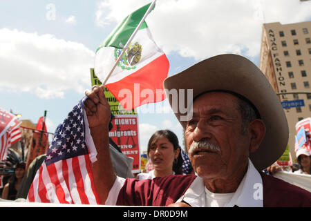 4. April 2009 - Los Angeles, Kalifornien, USA - Mardomiano Garcia nimmt Teil an mehrere hundert Einwanderer Rechte Anhänger bei einer Kundgebung in der Innenstadt von Los Angeles auf Samstag, 4. April 2009. (Kredit-Bild: © Leopoldo Pena/Leopolda Pena/ZUMA Press) Stockfoto