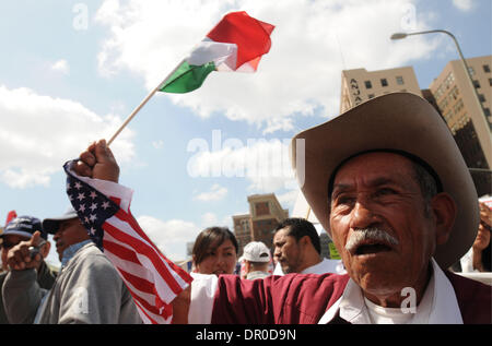 4. April 2009 - Los Angeles, Kalifornien, USA - Mardomiano Garcia nimmt Teil an mehrere hundert Einwanderer Rechte Anhänger bei einer Kundgebung in der Innenstadt von Los Angeles auf Samstag, 4. April 2009. (Kredit-Bild: © Leopoldo Pena/Leopolda Pena/ZUMA Press) Stockfoto