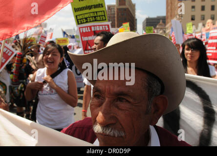 4. April 2009 - Los Angeles, Kalifornien, USA - Mardomiano Garcia nimmt Teil an mehrere hundert Einwanderer Rechte Anhänger bei einer Kundgebung in der Innenstadt von Los Angeles auf Samstag, 4. April 2009. (Kredit-Bild: © Leopoldo Pena/Leopolda Pena/ZUMA Press) Stockfoto