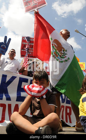 4. April 2009 - Los Angeles, Kalifornien, USA - Brian Inojosa und Vater Roman nehmen Teil an mehrere hundert Einwanderer Rechte Anhänger bei einer Kundgebung in der Innenstadt von Los Angeles auf Samstag, 4. April 2009.  (Kredit-Bild: © Leopoldo Pena/Leopolda Pena/ZUMA Press) Stockfoto