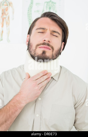Junge Mann leidet unter Nackenschmerzen mit geschlossenen Augen Stockfoto