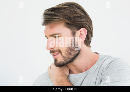 Nahaufnahme eines jungen Mannes, leiden unter Schmerzen in der Schulter Stockfoto