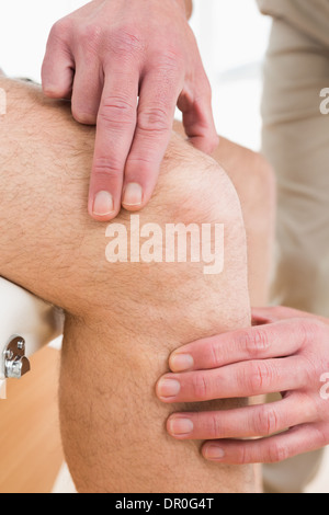 Close-up Mittelteil eines Mannes immer Knie untersucht Stockfoto