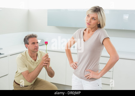 Mann, die Frau in der Küche einen Vorschlag zu Stockfoto