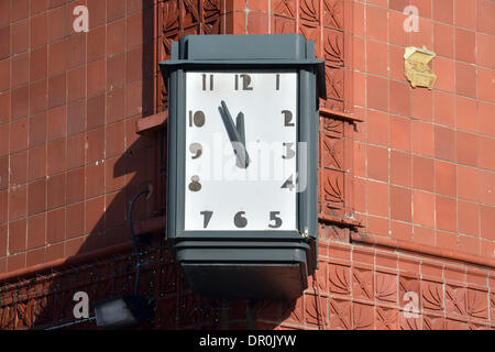 Detroit, USA. 12. Januar 2014. Eine Uhr zeigt fünf Minuten bis Mittag in der Innenstadt von Detroit, Vereinigte Staaten von Amerika, 12. Januar 2014 abgebildet. Foto: Uli Deck/Dpa/Alamy Live News Stockfoto