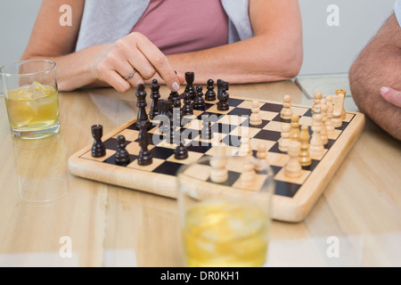Mittelteil einer Frau und Mann spielt Schach Stockfoto