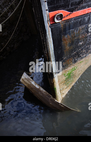 Altes Schiff auf Grund auf neuere Boot, Brixham, Torbay, alte, deck, Bogen, Kreuzfahrt, rau, niemand, Nautik, tropisch, weiß, Verfolgung, Reisen Stockfoto