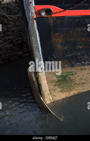 Altes Schiff auf Grund auf neuere Boot, Brixham, Torbay, alte, deck, Bogen, Kreuzfahrt, rau, niemand, Nautik, tropisch, weiß, Verfolgung, Reisen Stockfoto